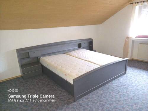 Schlafzimmer teilmöbliert - 