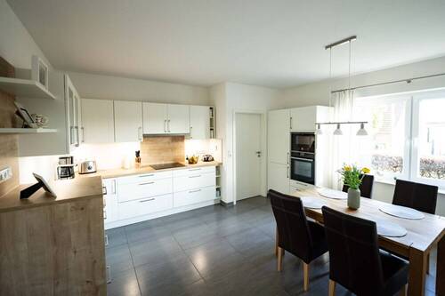 moderne Küche mit schönem Sitzbereich (1) - 