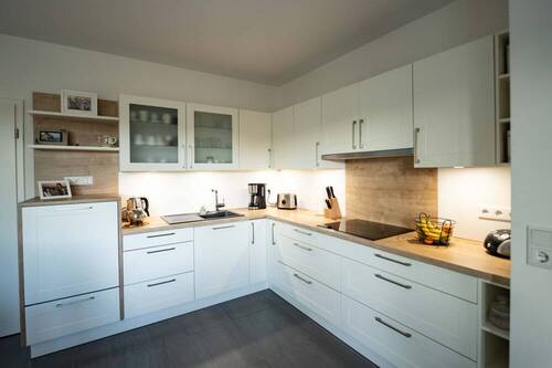 moderne Küche mit schönem Sitzbereich (2) - 