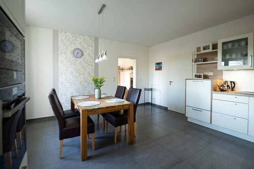 moderne Küche mit schönem Sitzbereich (3) - 