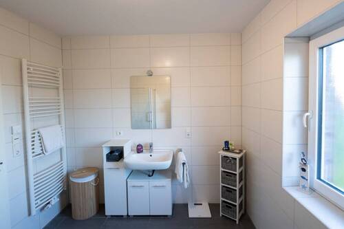 modernes Badezimmer mit ebenerdiger Dusche (1) - 