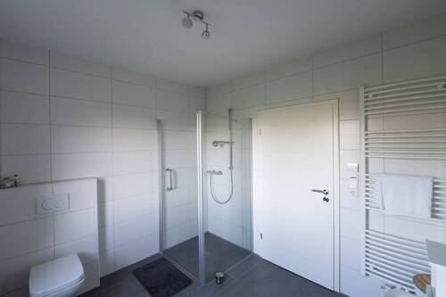 modernes Badezimmer mit ebenerdiger Dusche (2) - 