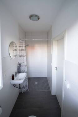 Gäste-Bad mit ebenerdiger Dusche (1) - 