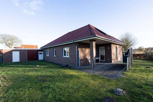 Blick vom Garten zum Haus mit Terrasse (1) - 