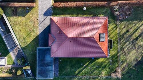 Blick zum Haus, eingebettet in grüner Landschaft ( - 