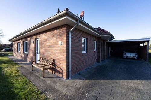 Blick vom Garten zum Haus mit Terrasse (2) - 