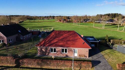 Blick zum Haus, eingebettet in grüner Landschaft ( - 