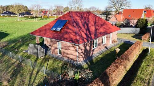Blick zum Haus, eingebettet in grüner Landschaft ( - 3 Zimmer Einfamilienhaus zum Kaufen in Aurich