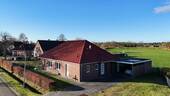 Blick zum Haus, eingebettet in grüner Landschaft ( - 3 Zimmer Einfamilienhaus in Aurich