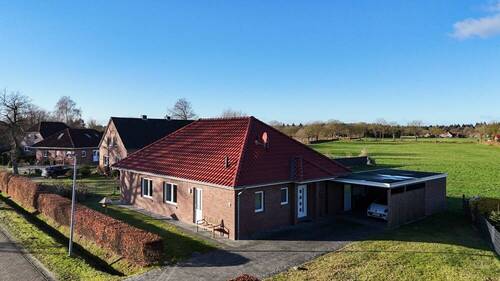 Blick zum Haus, eingebettet in grüner Landschaft ( - 3 Zimmer Einfamilienhaus in Aurich