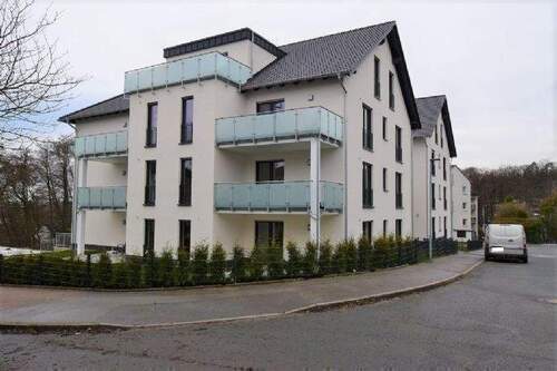 Hausansicht - Moderne Komfortwohnung, Erdwärme, barrierearm, Aufzug, großer Balkon