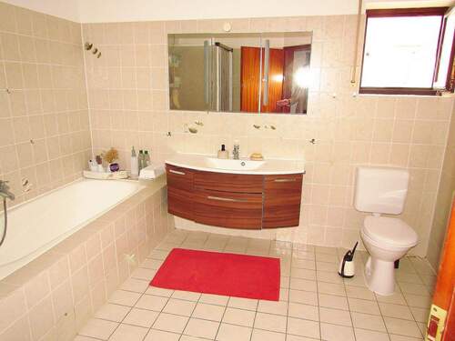 Tageslichtbad mit Wanne und Dusche - 