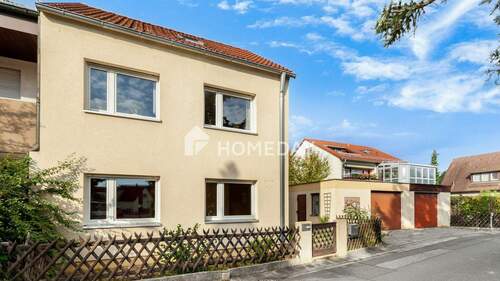 Außenansicht 2 - Ruhig gelegenes Reihenendhaus mit 3 Zimmern, Garage und viel Potenzial