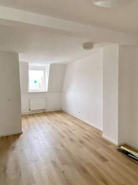 Wohnzimmer mit Küchenbereich.jpg - Renovierte Dachgeschosswohnung in angesagter Lage (inkl. Küche)