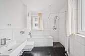 Tageslichtbad mit Dusche, Wanne und Waschmaschine - 