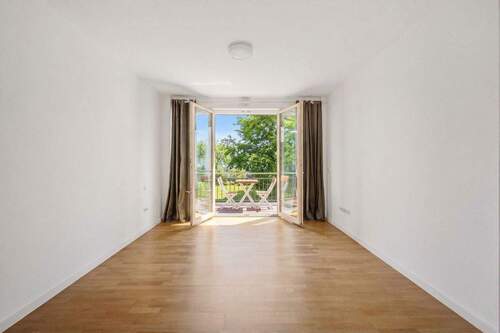Geräumiges Zimmer mit großen Fenstern und Eichenparkett - 3 Zimmer Etagenwohnung in Berlin-Westend