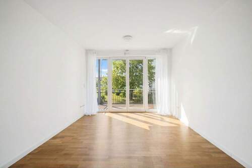 Wohnbereich mit Zugang auf den großen Balkon - 