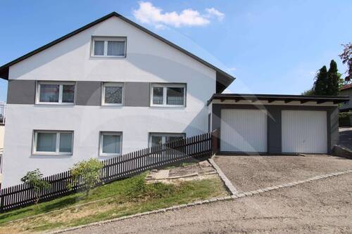 Doppelgarage - 5 Zimmer Etagenwohnung in Altdorf