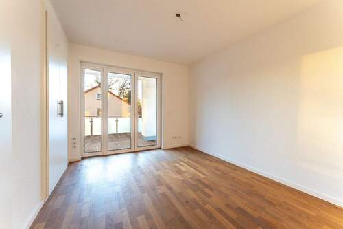 Schlafzimmer mit Zugang zum teilüberdachten Balkon - 