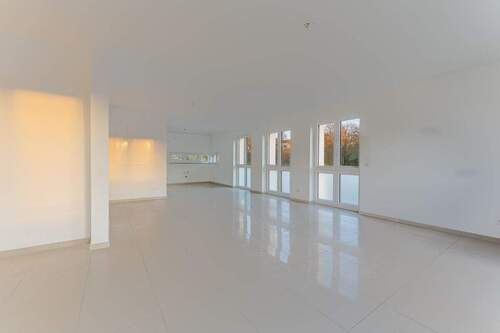 Blick aus dem Wohnbereich zur Küche - 