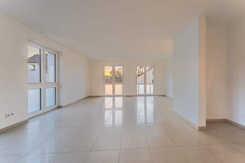 Blick aus der Küche in den Wohn- und Essbereich - 