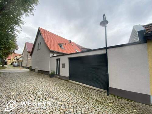 Toreinfahrt - Einfamilienhaus zur Miete - 1.000,00&nbsp;EUR Kaltmiete, ca.&nbsp; 110,00&nbsp;m&sup2;&nbsp;Wohnfl&auml;che