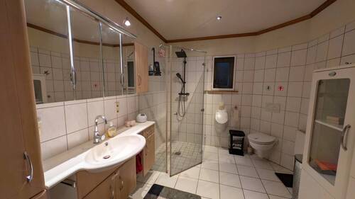 Bad mit bodentiefer Dusche - 