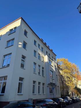 Ansicht Gebäude - Neu renovierte 3-Zimmer-Wohnung mit herrlichem Balkon in den Innenhof in der beliebten Südstadt von Hannover