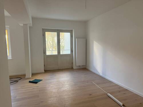 Wohnzimmer mit Zugang zum Balkon - 