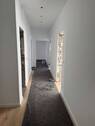 Bad mit Waschtisch und Schrank - 