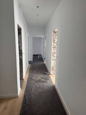 Bad mit Waschtisch und Schrank - 
