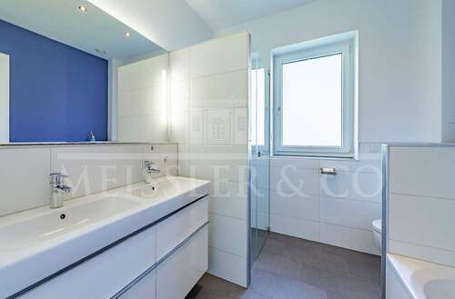 Vollbad mit sep. Dusche - 