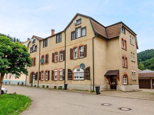 Das Haus von Außen - 3 Zimmer Etagenwohnung zum Kaufen in Hausen im Wiesental