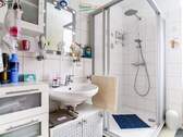 Helles Badezimmer mit Dusche - 