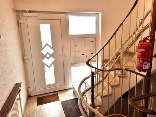 Flur und Treppenhaus - 