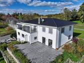 Süd-Ost-Ansicht Gesamthaus mit großer Terrasse und Gartenanteil der Wohnung - 5 Zimmer Etagenwohnung zum Kaufen in Uhldingen-Mühlhofen