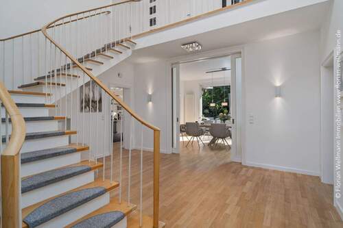 Diele (20,08m²) mit Treppe ins Dachgeschoss und Zugang zum Wohn- und Esszimmer sowie zur Küche. - 8 Zimmer Einfamilienhaus in Bremen