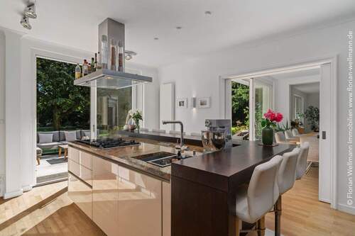 Doppelflügelige Schiebetür separiert bei Bedarf die Küche vom Esszimmer. - 