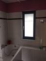 Bad mit Duschwanne und Fenster - 