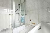 Vollbad mit sep. Dusche - 