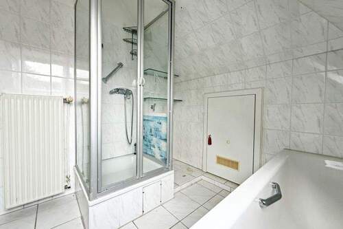Vollbad mit sep. Dusche - 