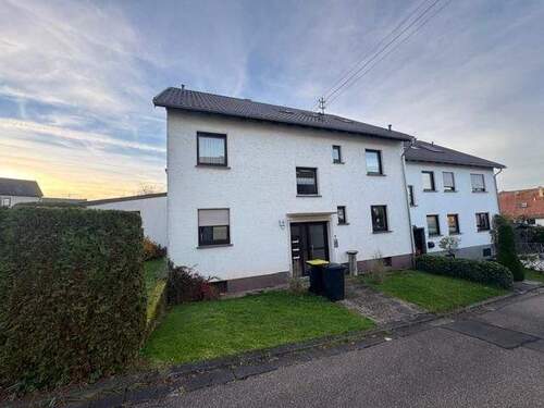 Bild1 - gepflegtes 3 Familienhaus in ruhiger Seitenstraße mit 3 Garagen und Garten