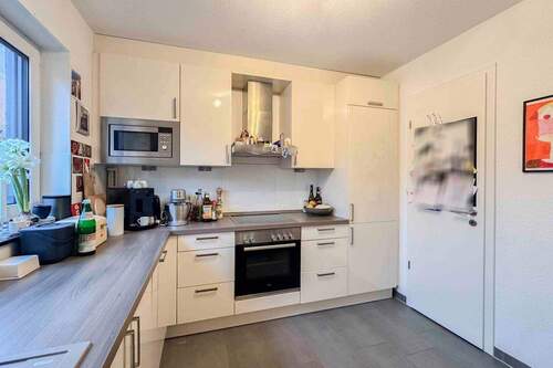 Küche mit Abstellraum - Moderne 3-Zimmer-Wohnung mit Terrasse, Tiefgaragenstellplatz und barrierearmer Ausstattung