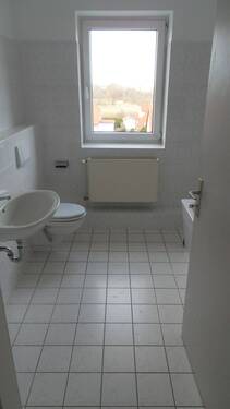 Bad mit Badewanne und Fenster. - 