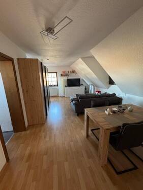 Wohn- & Essbereich - Gemütliche DG Wohnung - 550,00&nbsp;EUR Kaltmiete, ca.&nbsp; 65,00&nbsp;m&sup2;&nbsp;Wohnfl&auml;che