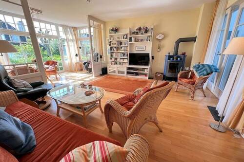 Großzügiges Wohnzimmer (Kaminofen, Wintergarten) - Terrassenwohnung mit 103,00 m² in Wyk auf Föhr zum Kaufen