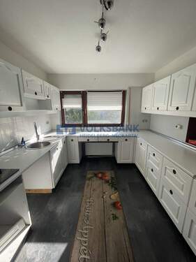 Küche mit separatem Abstellraum - 