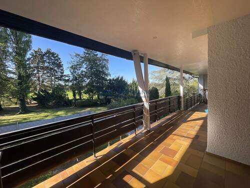 Große Terrasse mit Blick in den Garten - 