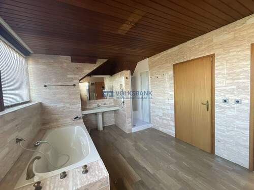 Badewanne und Dusche vorhanden - 