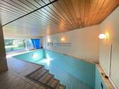 Schwimmbad mit Ausgang zu Terrasse und Garten - 